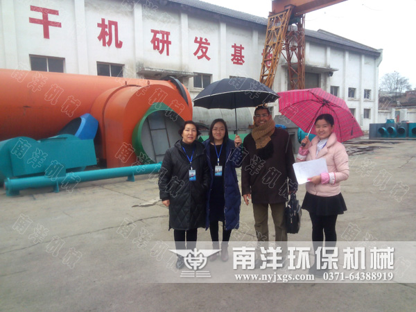 埃及客人與公司人員合影留（liú）念