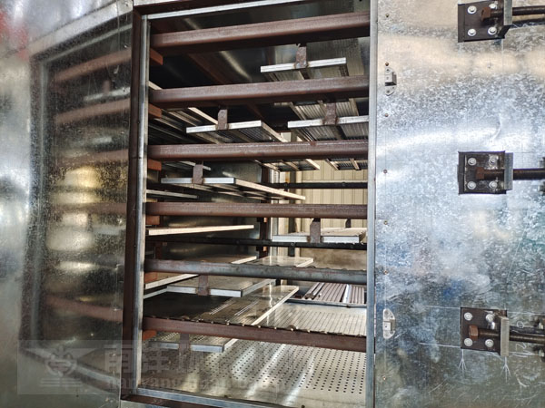 多（duō）層蛋托烘幹機內部