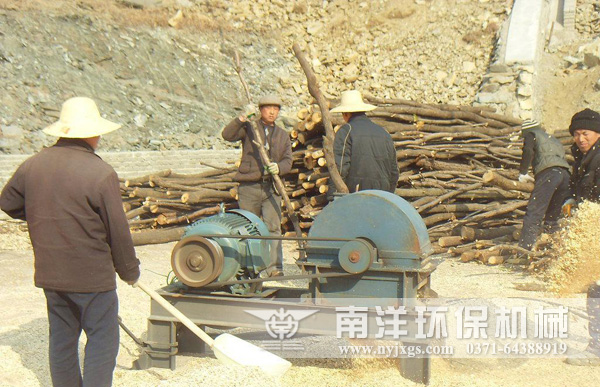 木材粉碎機操作現場