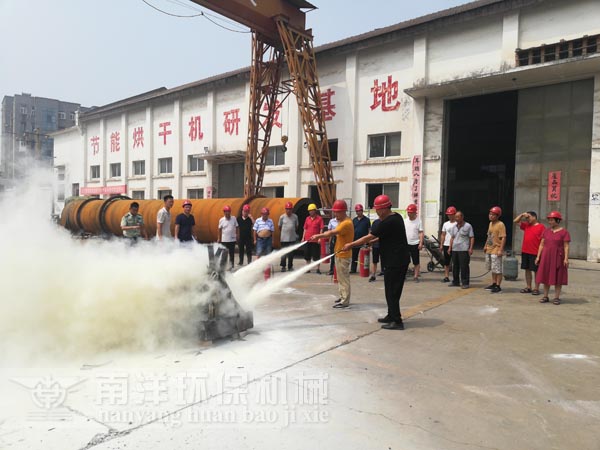 職工進行（háng）模擬滅火演練（liàn）