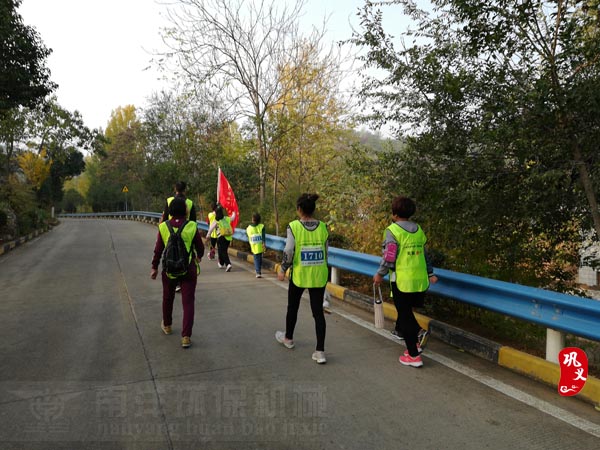 登山（shān）徒步進行（háng）中