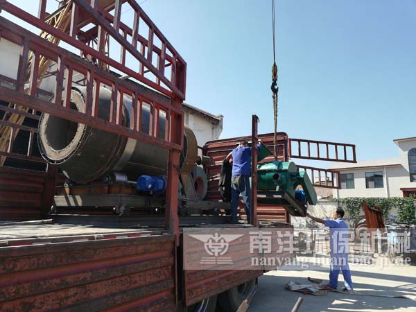 磨煤噴粉機裝車發貨（huò）