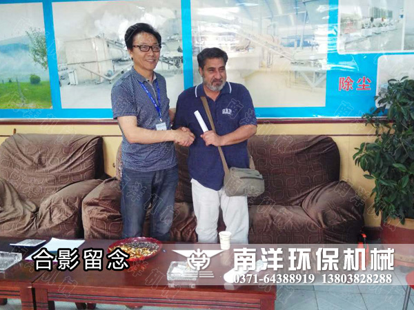 與外商（shāng）合影留念