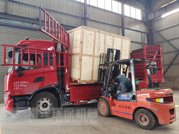 機頭料撕碎（suì）機發往港口