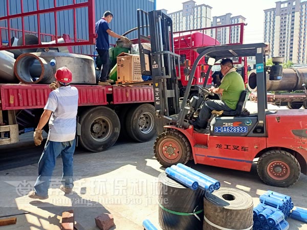 汙泥烘幹機發貨現（xiàn）場