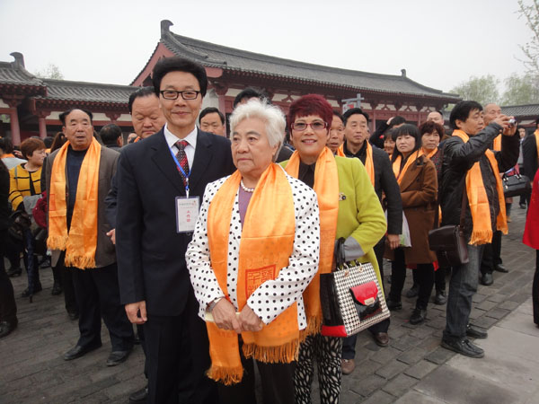 公司領導（dǎo）與（yǔ）前國（guó）務院副總理吳桂賢女士合影