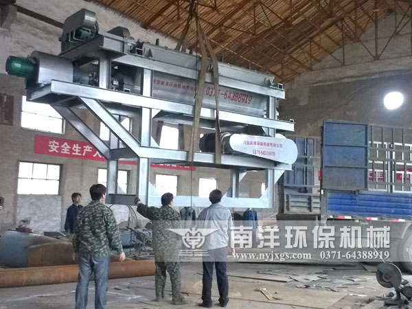 煤泥粉碎機吊裝現場